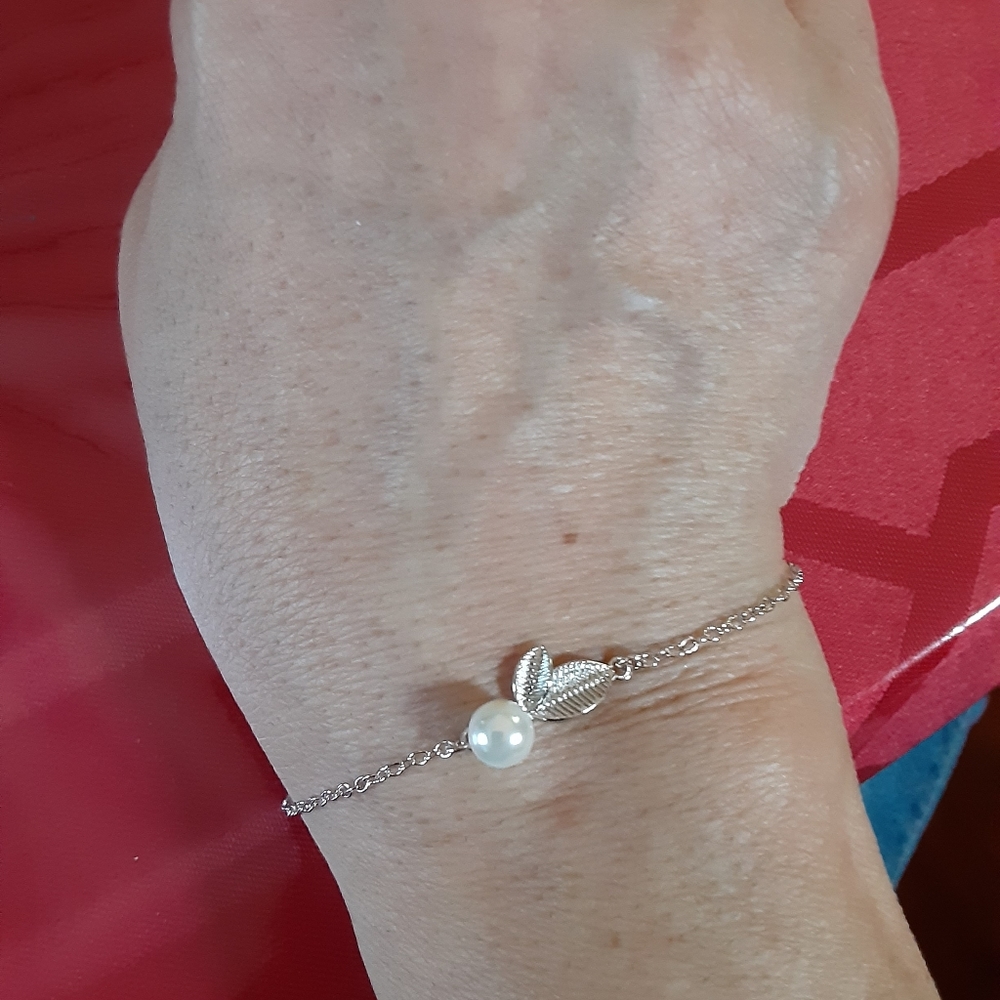 Bracelet pearl leaf design